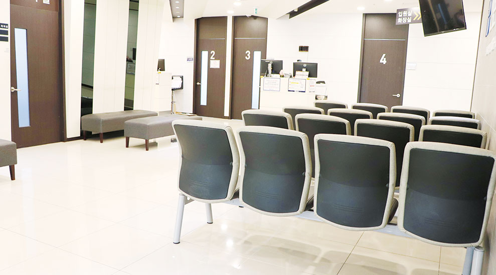 인본병원 부천상동점 외래 대기실 입니다.